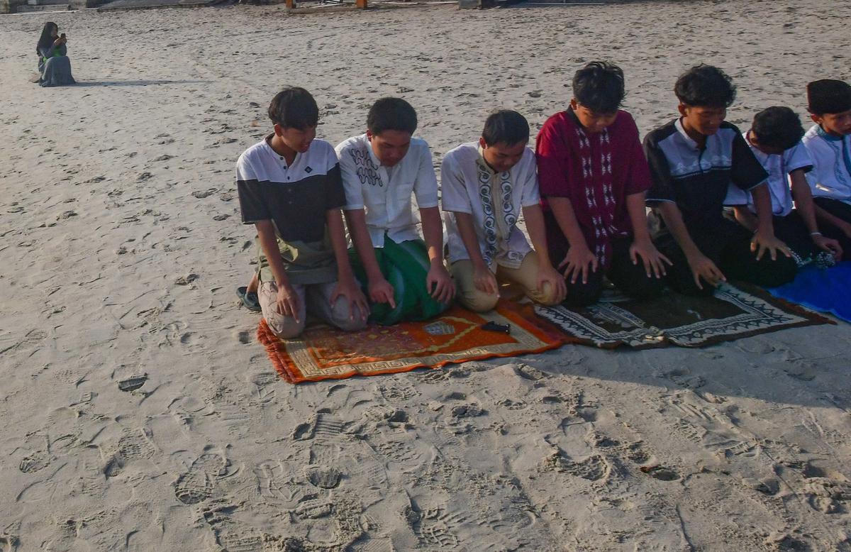 FOTO: Shalat Iduladha di Tepi Pantai Ancol Berlangsung Khidmat