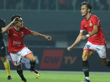 Bek Persija, M Rezaldi Hehanusa (kanan) bersama Fitra Ridwan merayakan gol yang dicetak ke gawang PS TNI pada lanjutan Liga 1 Indonesia di Stadion Patriot Candrabhaga, Bekasi, Sabtu (30/9). Persija menang 4-1. (Liputan6.com/Helmi Fithriansyah)