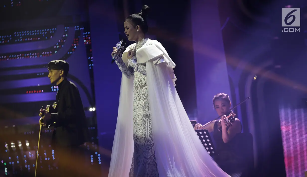 Aksi Putri duet dengan Henry Lamiri dan Delicacy dalam grand finalis Dangdut Academy 4 atau D'Academy 4 di Studio 5 Indosiar, Jakarta, Jumat (19/5). (Liputan6.com/Faizal Fanani)