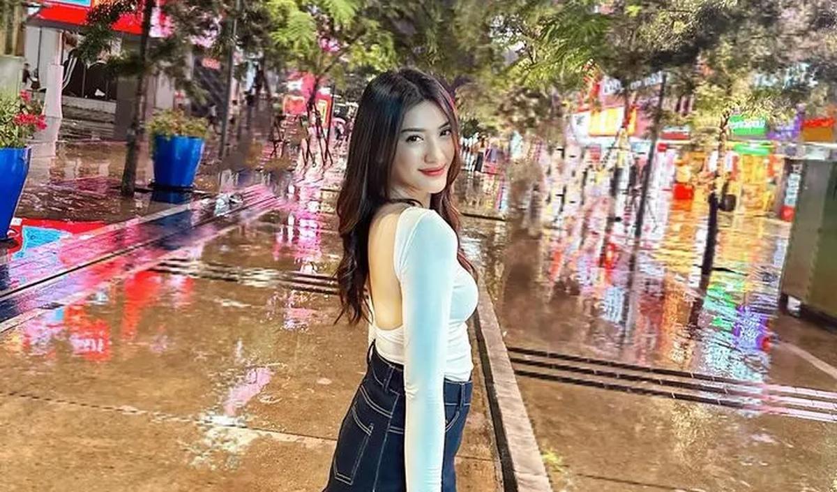 Tak hanya cantik, Anissa Aziza tampak awet muda. Anissa sendiri kini menjadi ibu dari dua anak.<br>