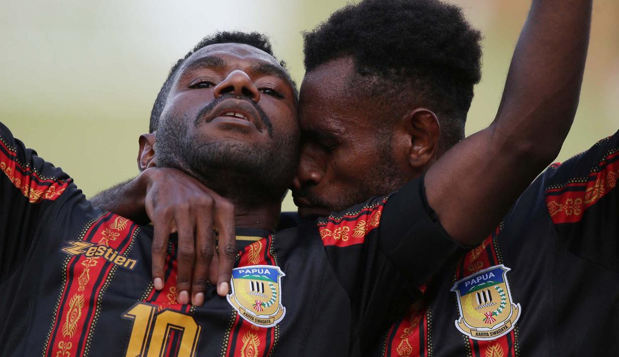 Tim Papua sukses menggandakan kekunggulan. Ricky Cawor lagi-lagi mengoyang gawang Chairil Zul melalui aksi individu yang kemudian diselesaikan dengan penyelesaian akhir ke pojok gawang Aceh. (PB PON XX Papua/Chaarly Lopulua)