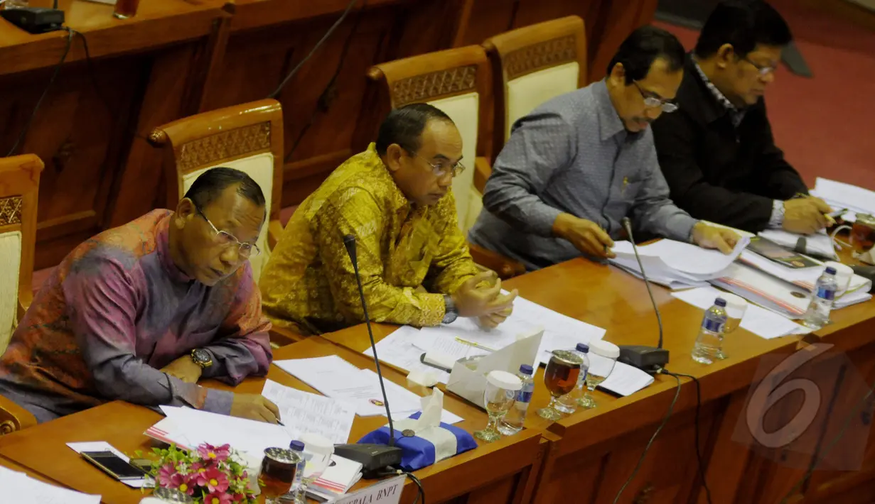 Kepala BNPT Komjen Polisi Saud Usman Nasution (kiri) menghadiri RDP dengan Komisi III DPR RI di Komplek Parlemen, Jakarta  (8/4/2015). Rapat membahas tugas dan fungsi BNPT dalam menanggulangi  gerakan radikal di Indonesia. (Liputan6.com/Andrian M Tunay)