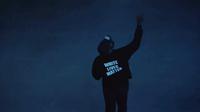 Pakai Kaus Bertuliskan White Lives Matter, Kanye West Bocorkan Desain Yeezy Terbaru di Paris Fashion Week (Tangkapan Layar YouTube)