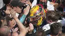 Pebalap Mercedes, Lewis Hamilton dikerubutin awak timnya usai menjuarai ajang Formula One Canadian Grand Prix di Montreal, Canada, (11/6/2017).  (Tom Boland/The Canadian Press via AP)