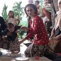 Ahmad Dhani menggelar prosesi tedak siten untuk anak bungsunya, Ahmad Syailendra Airlangga.
