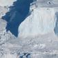 Gletser Thwaites di Antartika Barat, jika runtuh, permukaan laut bisa naik. (NASA/James Yungel)