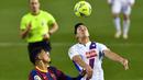 Pemain Eibar, Yoshinori Muto (kanan) berebut bola dengan pemain Barcelona, Ronald Araujo pada laga lanjutan Liga Spanyol 2020/2021 di Stadion Camp Nou, Barcelona, 29 Desember 2020. (AFP/Pau Barrena)