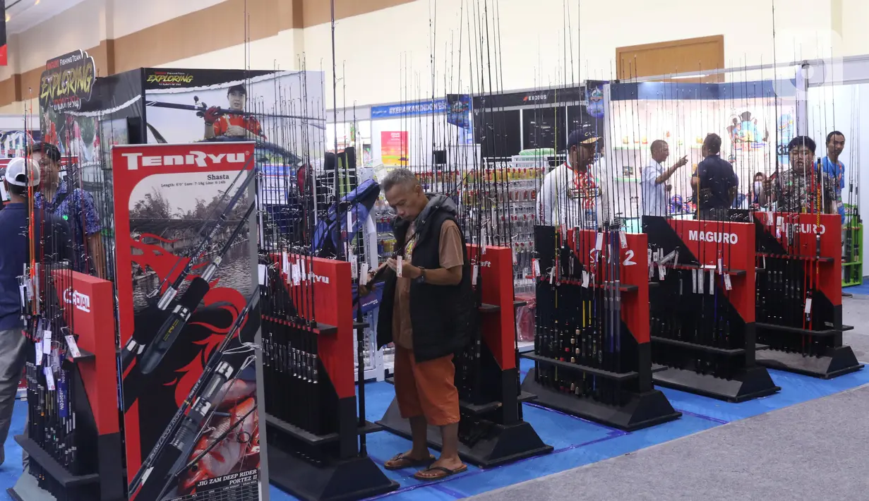 Pengunjung memilih produk kegiatan luar ruang pada pameran Indonesia Outdoor Festival (Indofest) 2020 di JCC Senayan, Jakarta, Kamis (12/3/2020). Pameran hingga 15 Maret 2020 itu menampilkan berbagai macam produk kegiatan luar ruang dengan berbagai merek dengan diskon. (Liputan6.com/Angga Yuniar)