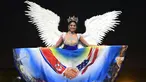Miss Singapura, Zahra Khanum menampilkan kostum nasionalnya dalam ajang Miss Universe 2018 di provinsi Chonburi, Thailand, Senin (10/12). Khanum mengenakan gaun bergambar pertemuan antara Donald Trump dan Kim Jong-un (Lillian SUWANRUMPHA/AFP)