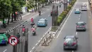 Sejumlah kendaraan melaju di antara tiang beton proyek monorel di Jalan HR Rasuna Said, Jakarta, Selasa (4/9). Pada tahap pertama, ERP atau jalan berbayar akan berlaku di Sudirman dan Jalan HR. Rasuna Said pada Maret 2019. (Liputan6.com/Faizal Fanani)