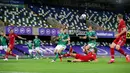 Bek Norwegia, Kristoffer Ajer, berebut bola dengan bek Irlandia Utara, Daniel Ballard, pada laga UEFA Nations League di Windsor Park, Selasa (8/9/2020) dini hari WIB. Norwegia menang telak 5-1 atas Irlandia Utara. (AFP/Paul Faith)