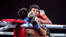 Dewa Aji sempat memberikan perlawanan sengit sebelum akhirnya dinyatakan kalah poin dalam tiga ronde. (Bola.com/Nur Iman Ali)