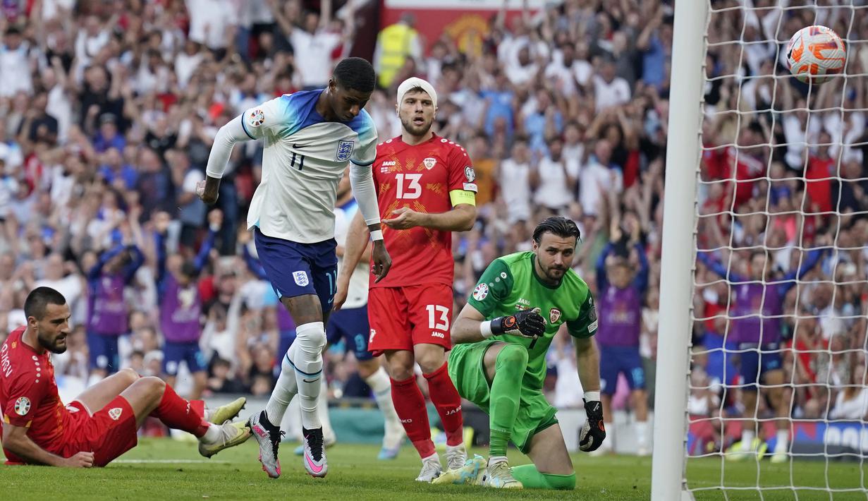 Striker Timnas Inggris, Marcus Rashford mencetak gol ketiga Inggris ke gawang Makedonia Utara pada laga Grup C kualifikasi Euro 2024 antara Timnas Inggris menghadapi Makedonia Utara di Old Trafford, Manchester (19/6/2023). (AP Photo/Dave Thompson)