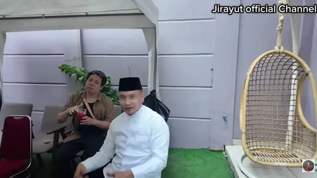 Halaman belakang rumah Jirayut (Foto: YouTube Jirayut Official Channel)