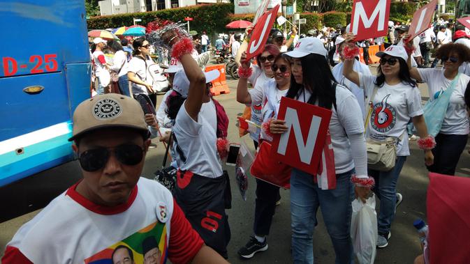 Pendukung pasangan capres cawapres nomor urut 01 Jokowi-Ma'ruf Amin mulai memadati GBK, Jakarta. (Liputan6.com/ Ady Anugrahadi)