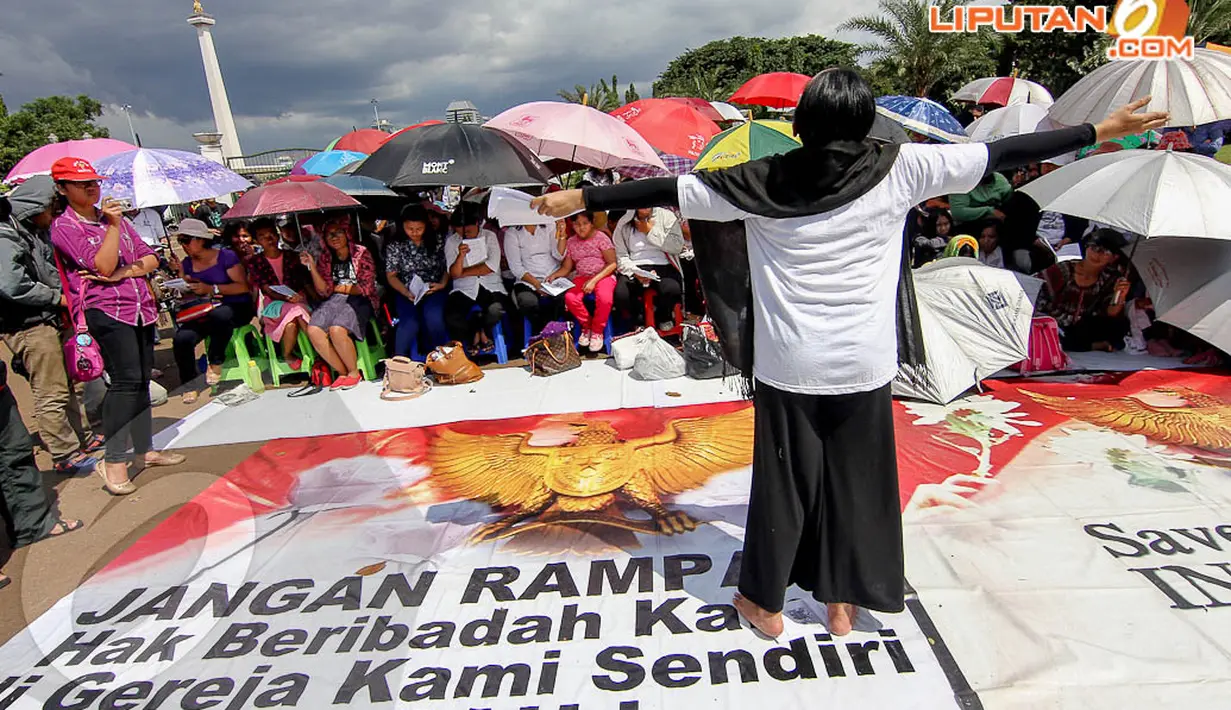 Jemaat juga menyerukan tegaknya keadilan untuk menciptakan kebebasan beragama dan beribadah ditempat ibadah yang sah. (Liputan6.com/Faizal Fanani)