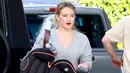 Hillary Duff menjaga anaknya, Luca, dan membawa car seat di Studio City, California. (BACKGRID/US Magazine)