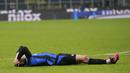 Pemain Inter Milan, Robin Gosens, terbaring lesu setelah ditaklukkan Empoli pada laga Liga Italia di Stadion Giuseppe Meazza, Milan (23/1/2023). Inter harus menelan pil pahit setelah tumbang dari Empoli dalam laga Serie A 2022/2023 giornata 19. (AP Photo/Luca Bruno)