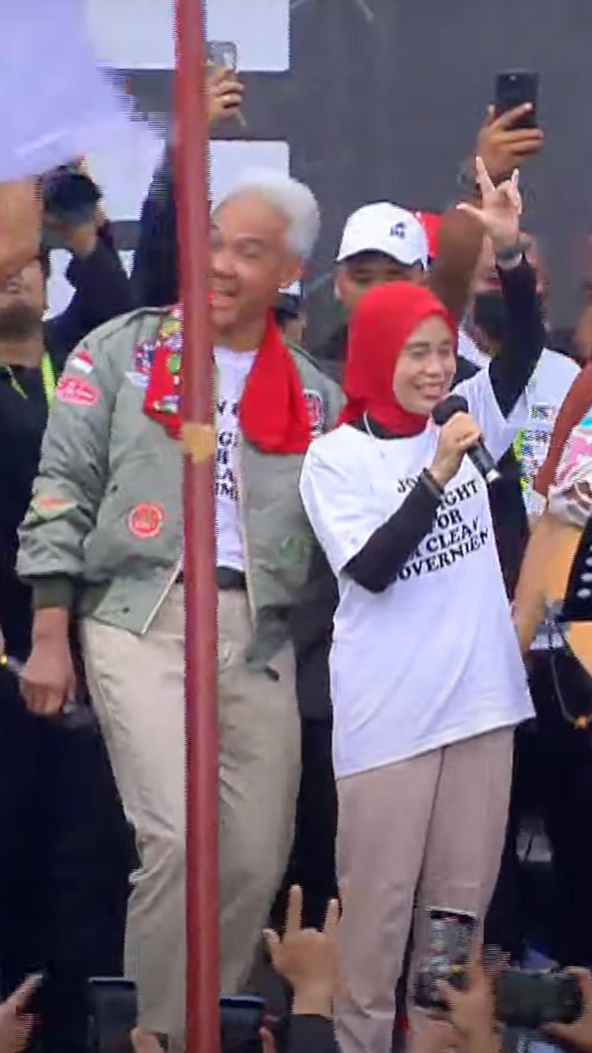 Saat Alam bermain gitar Ganjar dan istrinya Atikoh menghampiri dan bernyanyi bersama.&nbsp;<br>