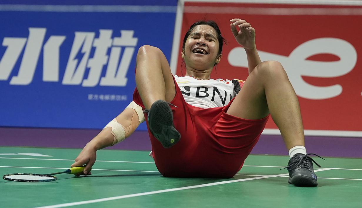 Tunggal putri Indonesia, Ester Nurumi Tri Wardoyo terjatuh saat menghadapi wakil Thailand, Supanida Katethong pada partai ketiga Perempatfinal Piala Uber 2024 antara Indonesia menghadapi Thailand di Hi-Tech Zone Sports Centre Gymnasium, Chengdu, China, Jumat (3/5/2024). (AP Photo/Ng Han Guan)