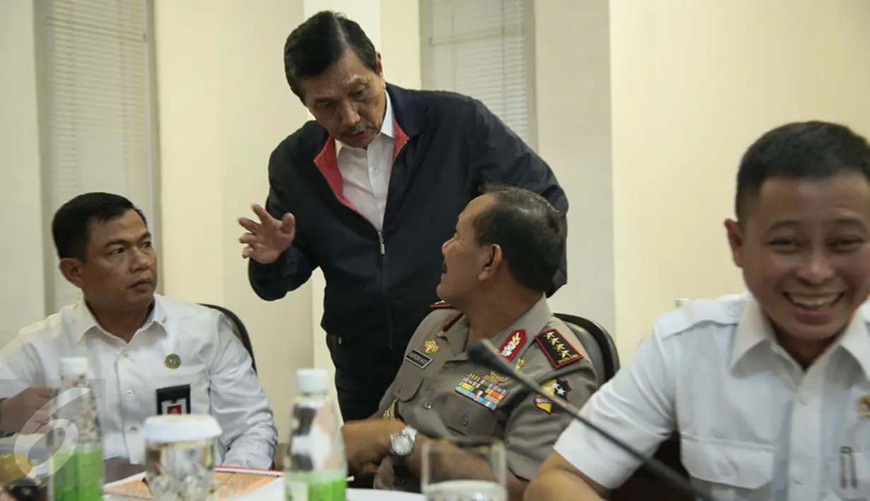 Menko Polhukam Luhut B Pandjaitan (kedua kiri) berbincang dengan Kapolri Badrodin Haiti sebelum rapat terbatas penanganan radikalisme dan persiapan Natal serta Tahun Baru 2016 di Kantor Presiden, Jakarta, Rabu (16/12). (Liputan6.com/Faizal Fanani)