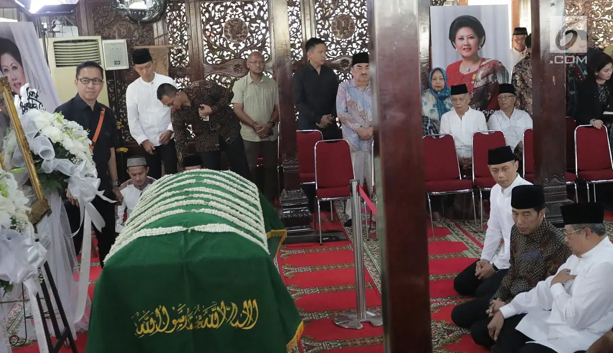 Presiden Joko Widodo (Jokowi) berbincang dengan Presiden ke-6 Susilo Bambang Yudhoyono (SBY) dan Agus Harimurti saat melayat almarhumah Siti Habibah di Puri Cikeas, Bogor, Sabtu (31/8/2019). Ibunda SBY meninggal pada usia 87 tahun di RS Mitra Keluarga Cibubur. (Liputan6.com/Herman Zakharia)
