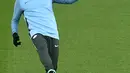 Gelandang Manchester City, David Silva menendang bola selama latihan jelang menghadapi Liverpool pada leg pertama perempatfinal Liga Champions di stadion Anfield di Liverpool, Inggris (3/4). (AFP Photo/Paul Ellis)