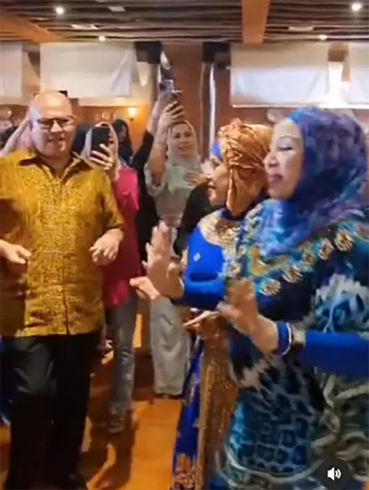 Acara ulang tahun tampak begitu meriah. Mereka para artis senior nyanyi hingga joged bersama-sama. Acara belangsung sangat meriah. [Instagram/cameliamalikreal]