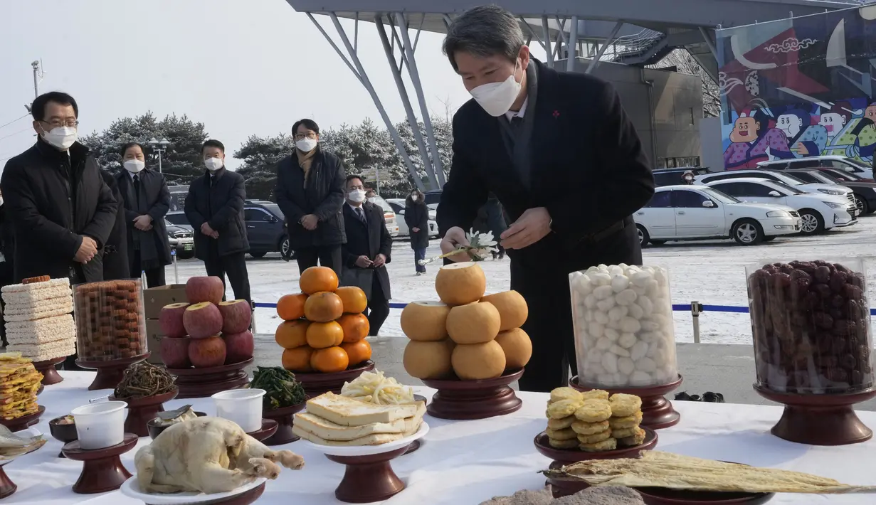 Menteri Unifikasi Korea Selatan Lee In-young meletakkan bunga saat mengunjungi Paviliun Imjingak dekat perbatasan dengan Korea Utara, untuk merayakan Tahun Baru Imlek di Paju, Korea Selatan, Selasa (1/2/2022). (AP Photo/Ahn Young-joon)