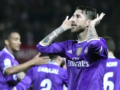 Ekspresi pemain Real Madrid, Sergio Ramos merayakan gol saat melawan Sevilla pada laga Copa Del Rey di Ramon Sanchez Pizjuan stadium, Seville (12/1/2017). real Madird bermain imbang 3-3. (EPA/Raul Caro)
