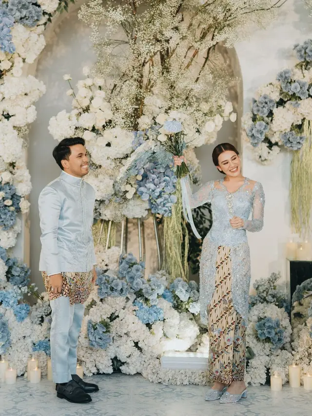 6 Potret Anggunnya Aaliyah Massaid Kenakan Kebaya Baby Blue saat Terima Lamaran Thariq Halilintar, Ditemani Foto Mendiang Adjie Massaid