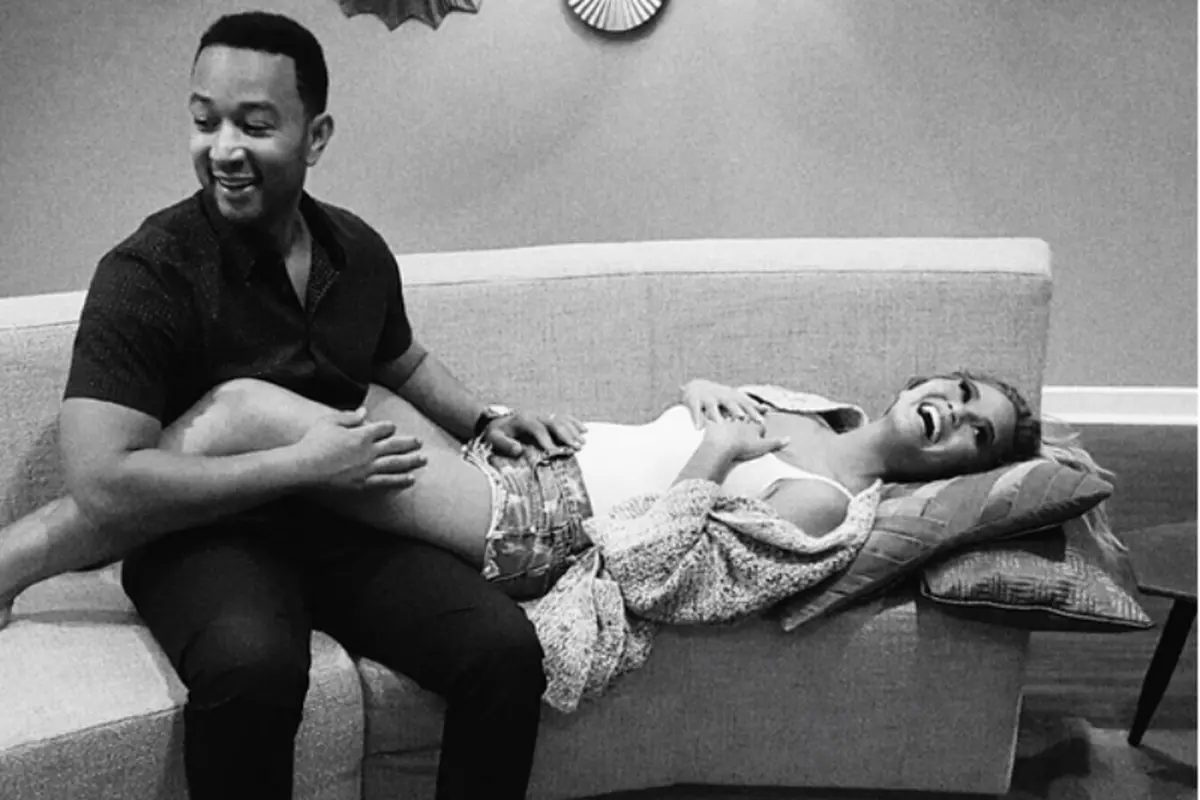 Chrissy Teigen Hamil