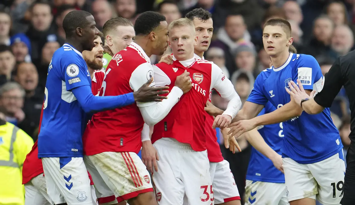 Bek Arsenal, Gabriel Magalhaes (kedua kiri) berusaha menenangkan rekannya, Oleksandr Zinchenko yang terlibat pertikaian dengan striker Everton, Neal Maupay dalam laga pekan ke-22 Liga Inggris 2022/2023 di Goodison Park, Liverpool, Sabtu (4/2/2023) malam WIB. (AP Photo/Jon Super)