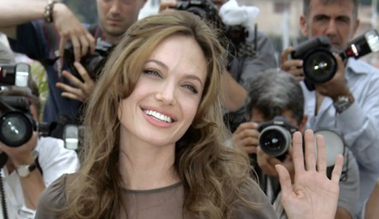 Baru saja menyelesaikan film terbarunya, kini disiarkan Jolie akan kembali meninggalkan Hollywood di tengah proses cerai dan perebutan hak asuh anaknya dengan Pitt. Ia pun hanya ingin fokus kepada anaknya. (AFP/Bintang.com)