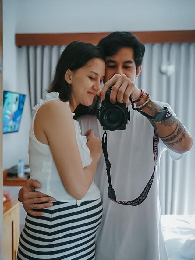 Segera Dikaruniai Anak Ketiga, Ini 6 Potret Manis Fandy Christian dan Dahlia Poland