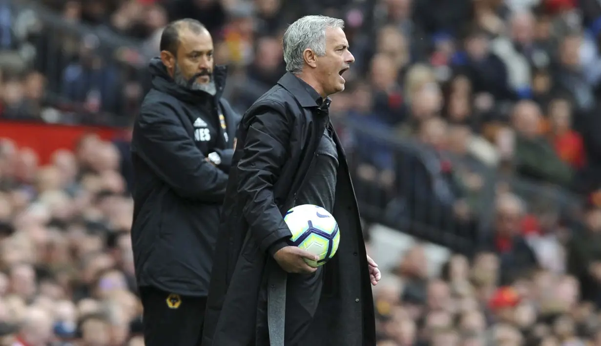 Pelatih Manchester United, Jose Mourinho, saat pertandingan melawan Wolverhampton Wanderers pada laga Premier League di Stadion Old Trafford, Sabtu (22/9/2018). Manchester United ditahan 1-1 oleh Wolverhampton. (AP/Rui Vieira)