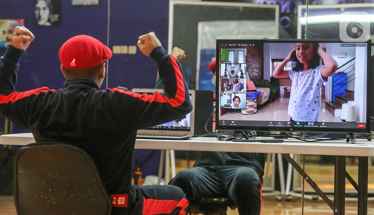 Murid-murid berlatih street dance genre hip hop secara virtual di O2dance School, BSD Nusa Loka, Tangerang Selatan, Sabtu (20/6/2020). Sebanyak 150 murid dari level basic hingga advance berlatih di rumah guna mencegah penyebaran virus Covid-19. (Liputan6.com/Fery Pradolo)