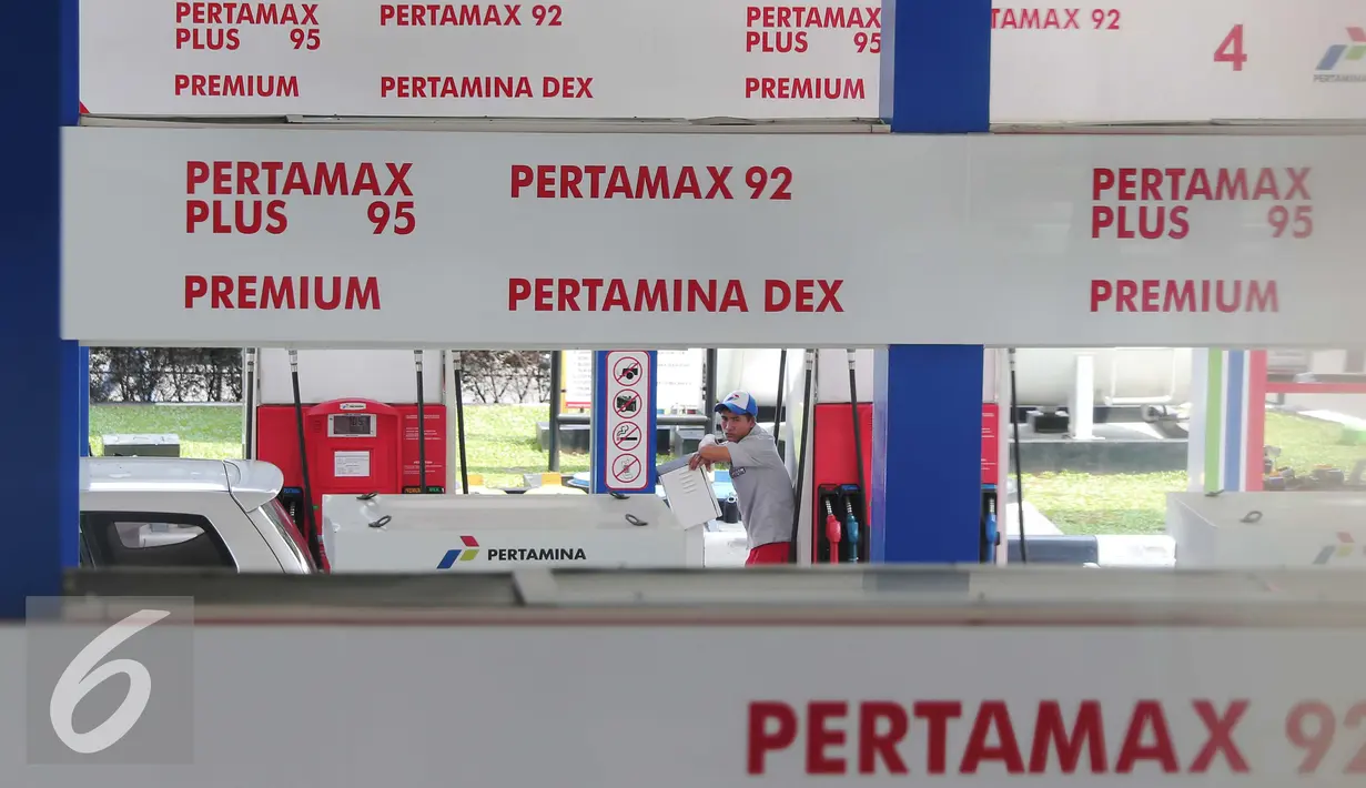 Petugas menunggu pelanggan untuk mengisi bahan bakar minyak (BBM) di SPBU di Jakarta, Selasa (29/3). PT Pertamina (Persero) mengusulkan pemerintah tidak menetapkan penurunan harga BBM terlalu besar. (Liputan6.com/Angga Yuniar)