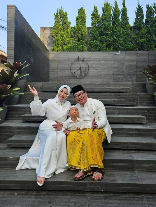 Foto bersama keluarga, Atalia Praratya pakai kaftan shimmer warna putih polos di hari Lebaran. [@ataliapr]