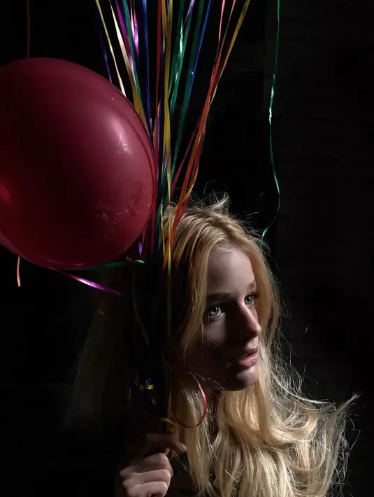 "Melihat foto-foto itu membuatku menangis... Selamat ulang tahun untukku, apa aku baik saja" adalah lanjutan dari lirik itu. (instagram/esther.mcgregor)