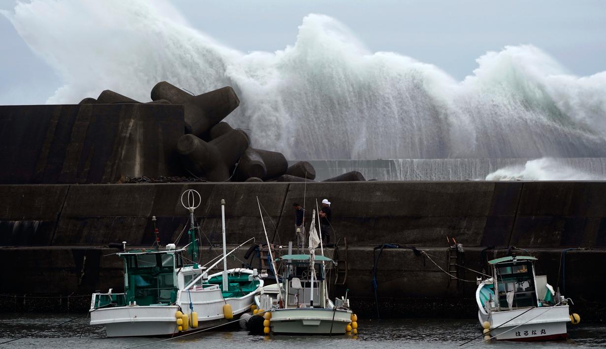 Ombak menghantam pemecah gelombang di sebuah pelabuhan di Kota Kiho, Prefektur Mie, Jepang, Jumat (11/10/2019). Badan Meteorologi Jepang (JMA) mengimbau warga untuk melakukan evakuasi tahap awal jelang kedatangan Topan Hagibis. (AP Photo/Toru Hanai)