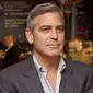 Saat tengah mengendarai motor di Italia, George Clooney tertabrak mobil (AP Photo)
