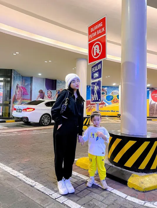 Kembali kompak tampil dengan OOTD kasual. Sang tante tampil kece dengan zipper jacket, long pants, beanie hat, dan sneakers. Sedangkan sang ponakan tampil nggak kalah kece dengan kaus, long pants, sneakers, dan topi.  [@fuji_an]