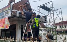 Aksi Polisi Selamatkan Pekerja yang Nyaris Tewas Tersentrum
