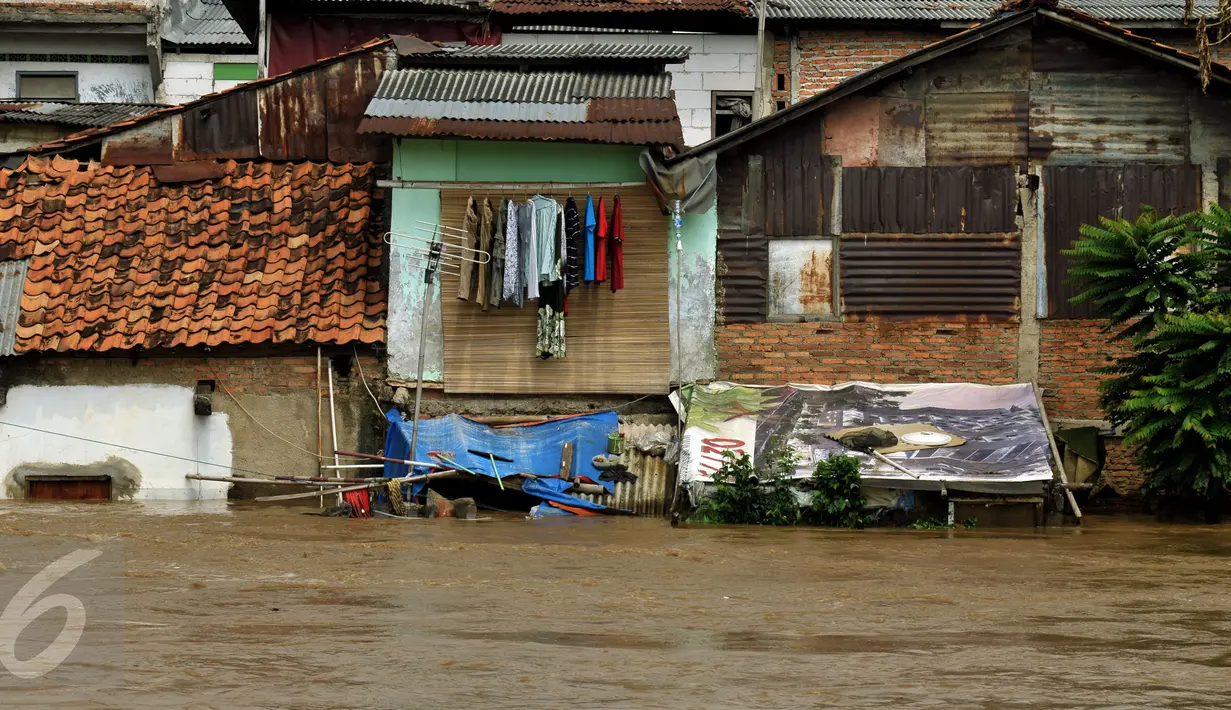 Kondisi pemukiman warga yang terkena banir di kawasan Rawajati, Jakarta, Selasa (8/3/2016). Akibat banjir kiriman dari Bogor, ratusan rumah di kawasan Rawajati Kalibata terendam hingga kedalaman 120cm. (Liputan6.com/Helmi Fithriansyah)
