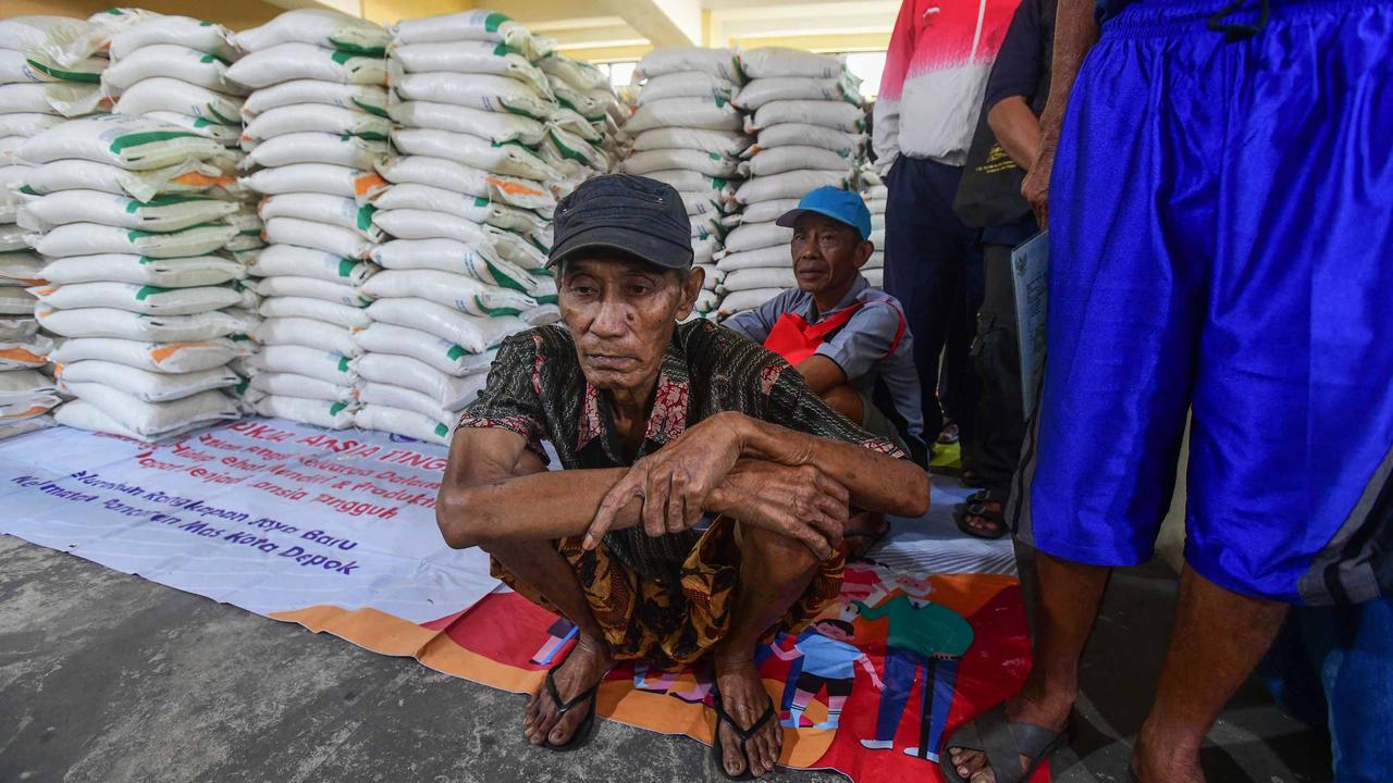 FOTO: Bantuan Beras 20 Kg Dibagikan Serentak di Depok, Warga Antusias