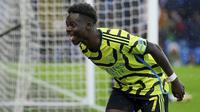 Selebrasi gelandang Arsenal, Bukayo Saka setelah mencetak gol kedua timnya ke gawang Burnley melalui eksekusi penalti pada laga pekan ke-25 Premier League 2023/2024 di Turf Moor, Burnley, Sabtu (17/2/2024). (PA via AP Photo/Peter Byrne)