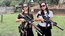 Dalam media sosial Instagramnya, Valerie yang tengah menikmati momen seru latihan menembak ini beberapa kali latihan bersama sahabatnya, Febby Rastanty. Sudah bersahabat dan kerap menjalani aktivitas bersama, keduanya pun terlihat kompak. (Liputan6.com/IG/@valtifanka)