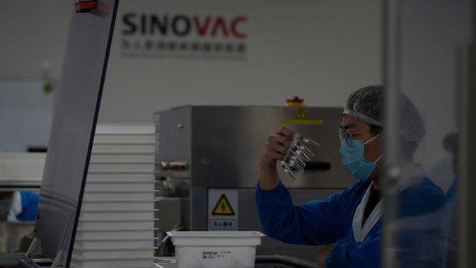 Pekerja memeriksa jarum suntik Vaksin CoV-2 SARS untuk COVID-19 yang diproduksi di pabrik vaksin SinoVac di Beijing, Kamis (24/9/2020). Perusahaan farmasi China, Sinovac mengatakan vaksin virus corona yang dikembangkannya akan siap didistribusikan ke seluruh dunia awal 2021. (AP Photo/Ng Han Guan)