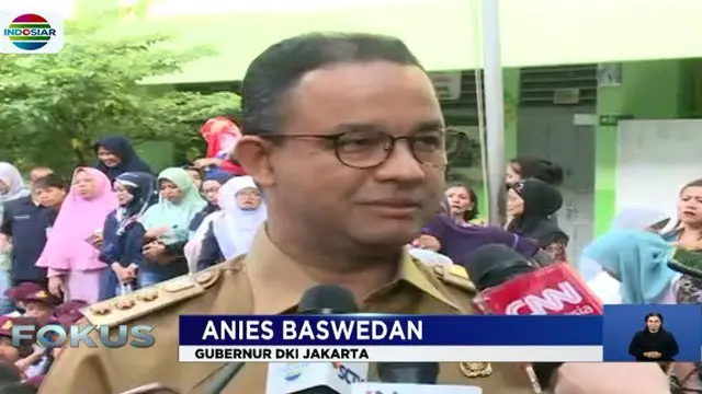 Menurut Anies, kehadiran orang tua menemani anak pada hari pertama masuk sekolah penting untuk memperlancar komunikasi antara orang tua dengan guru.